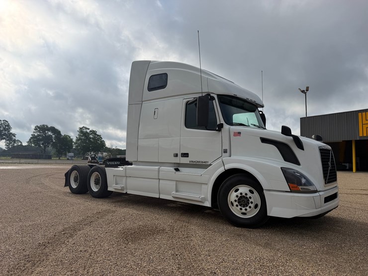 #16233-•-2016-volvo-vnl64t670apu-truck-image-2