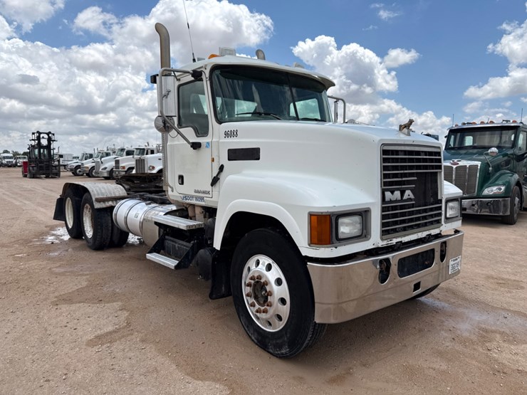 2013-mack-pinnacle-chu613-image-2