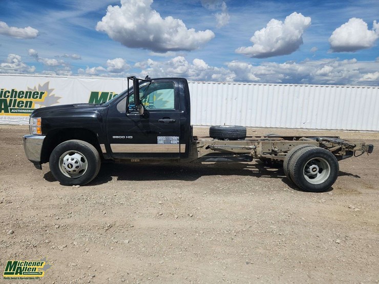 2011-chevrolet-silverado-3500-image-6