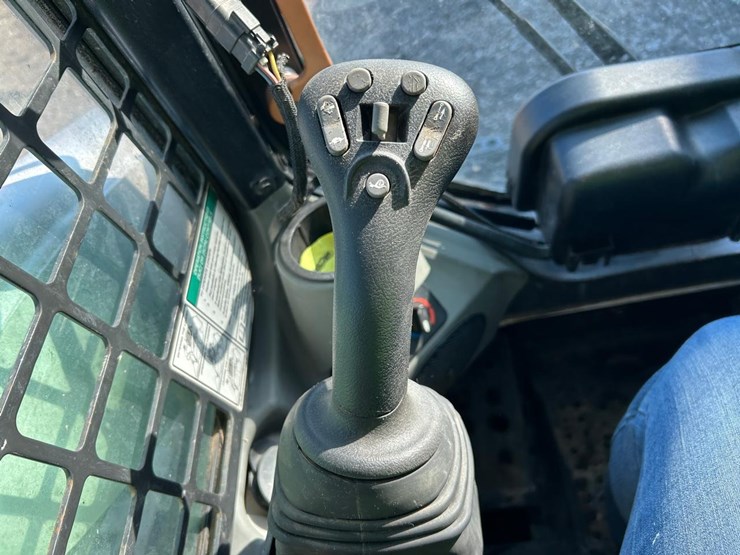 2016-bobcat-t740-image-24