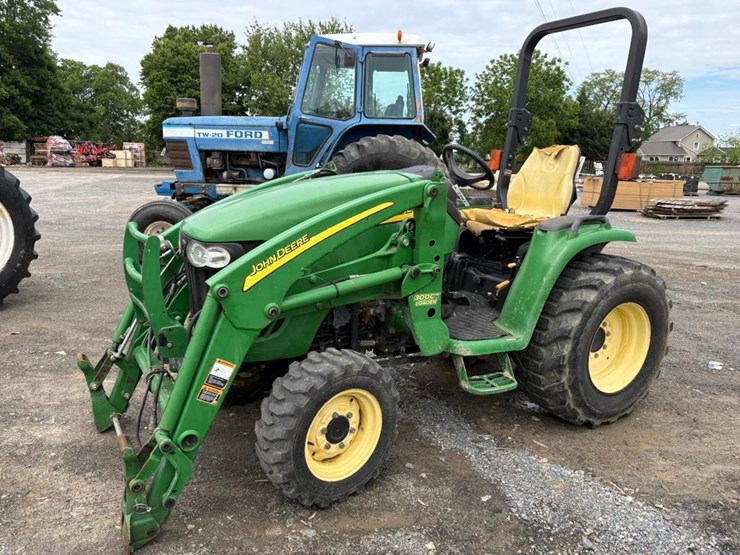 john-deere-3320-image-1