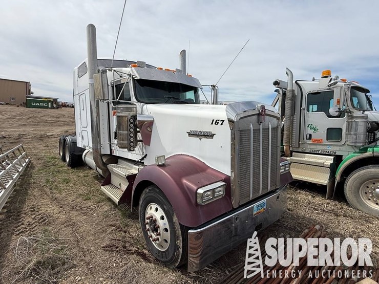 2004-kenworth-w900b-image-1