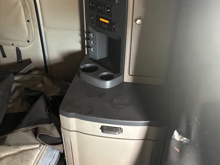 2019-peterbilt-579-image-11