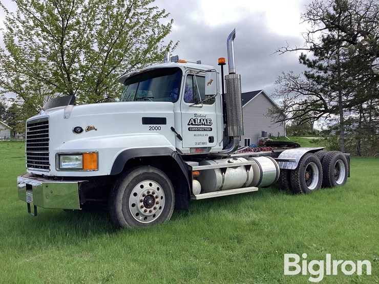 2000-mack-cl713-image-1