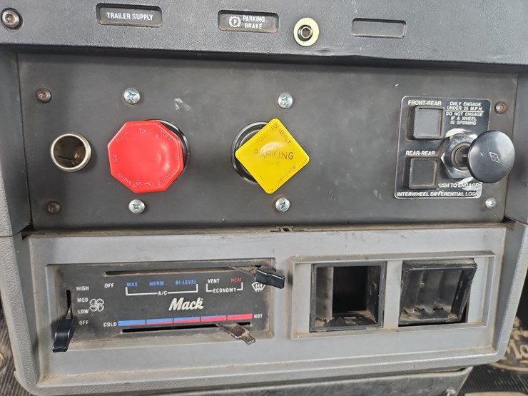 2000-mack-ch613-image-28
