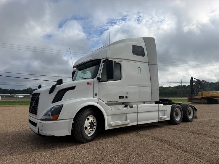 #16233-•-2016-volvo-vnl64t670apu-truck-image-1