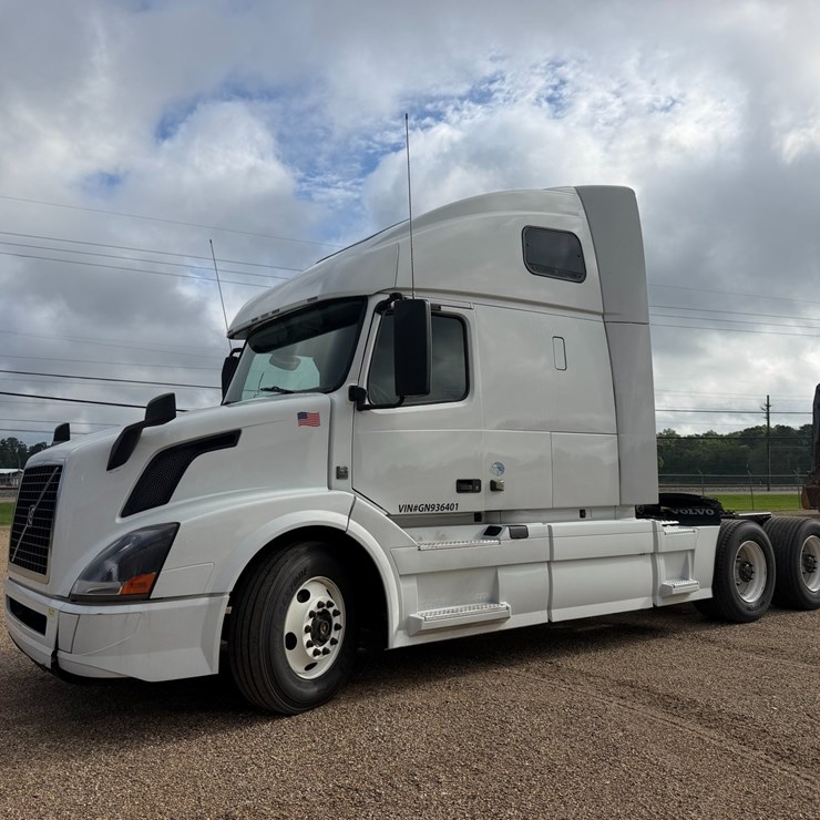 #16233 • 2016 VOLVO VNL64T670APU TRUCK