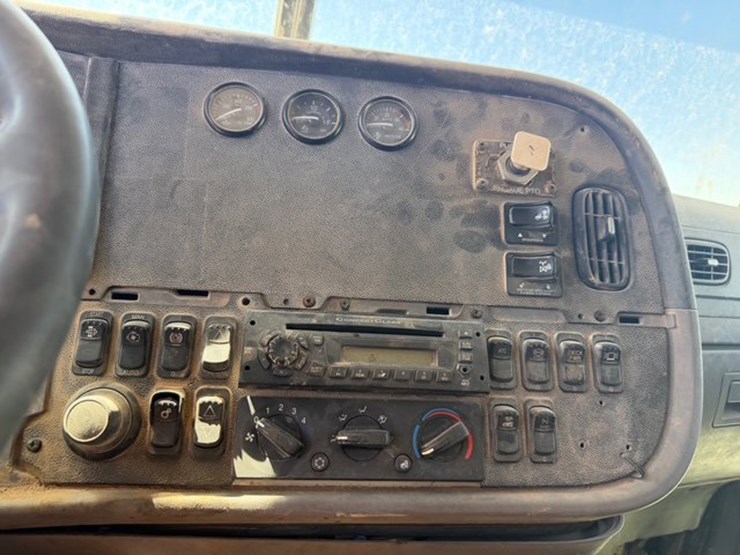 2013-peterbilt-365-image-9