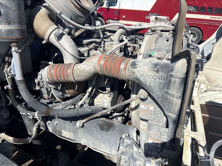 2017-peterbilt-337-image-10