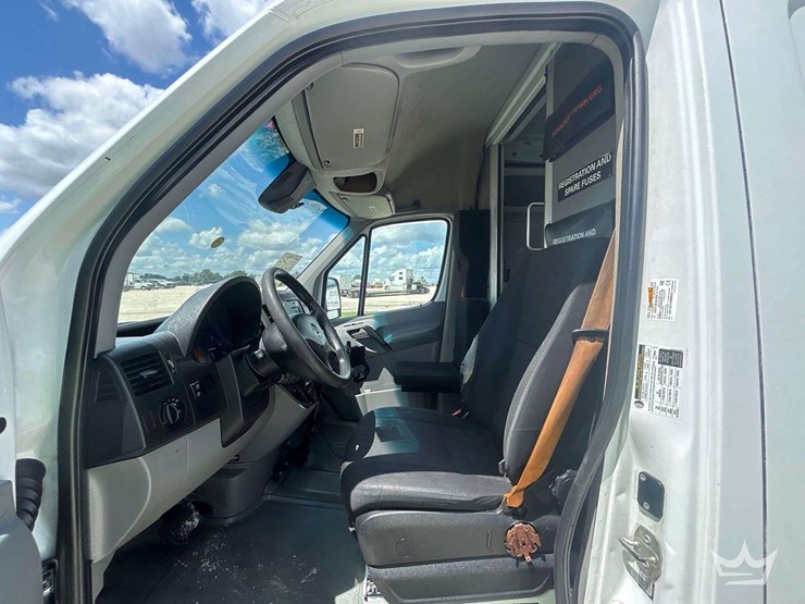 2016-mercedes-benz-sprinter-2500-image-12