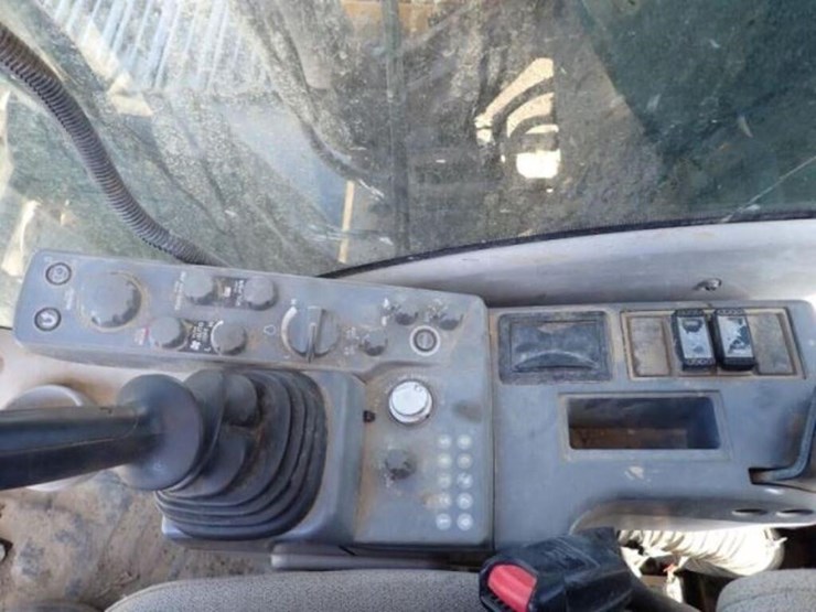 2017-deere-250g-lc-image-14