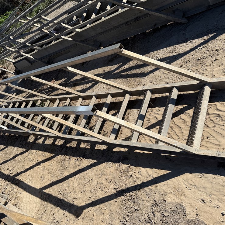 24’ EXTENDABLE ALUMINUM RIG LADDER