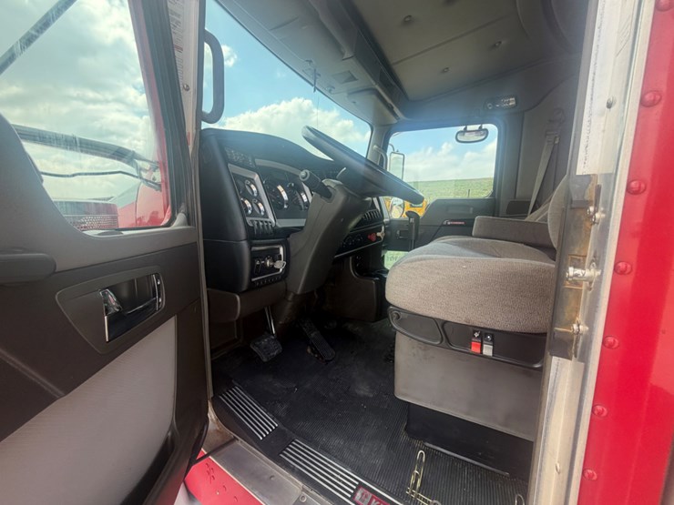 2011-kenworth-t800-image-11