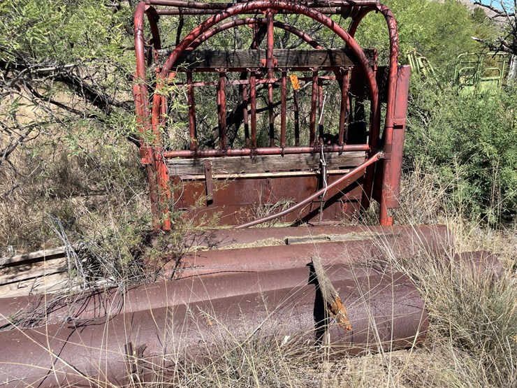 #1032-•-teco-squeeze-chute-and-(4)-pieces-of-pipe-image-1
