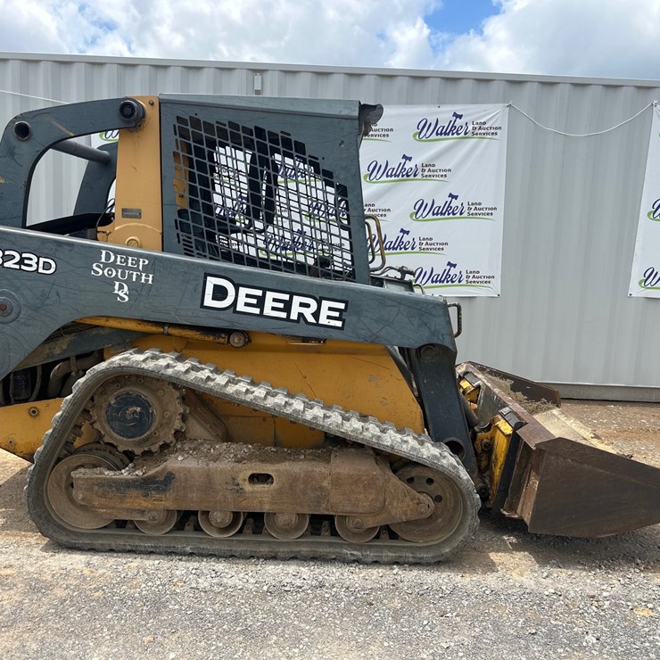 DEERE 323D