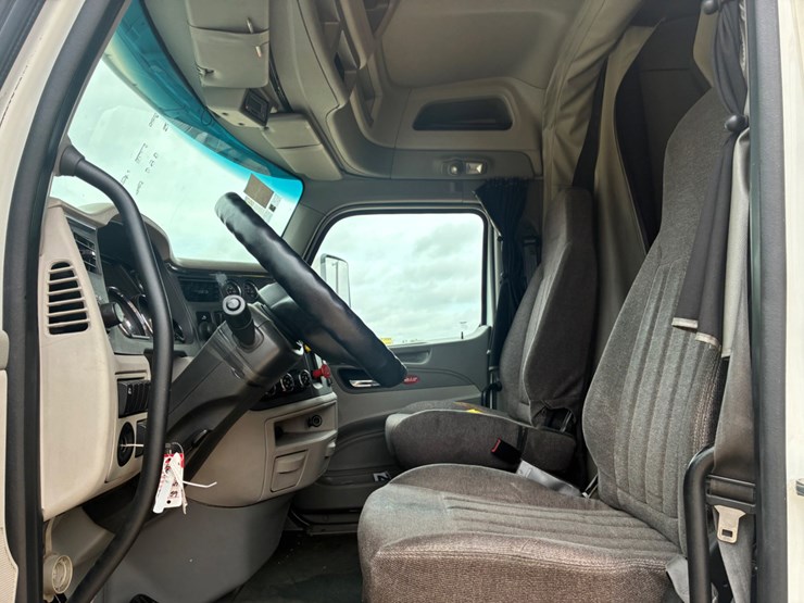 2019-peterbilt-579-image-7