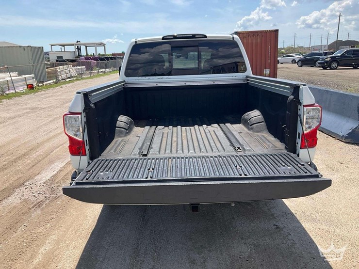 2017-nissan-titan-image-30