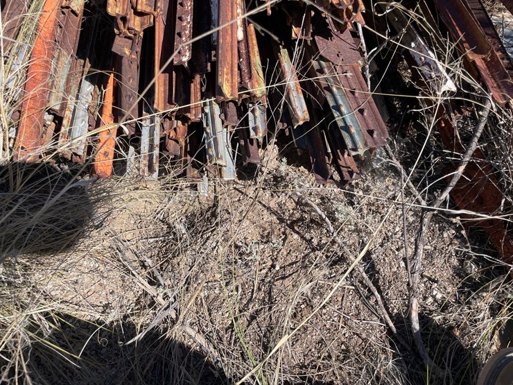 #1027-•-6'-t-posts-and-fence-staves-image-3