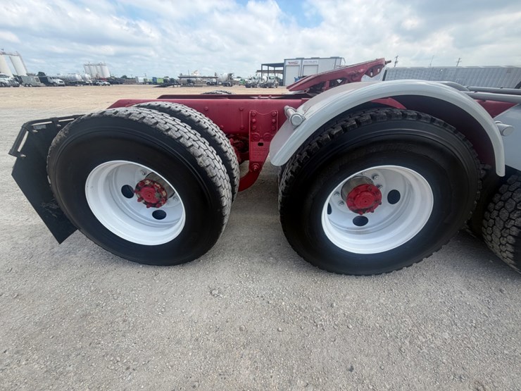 2011-kenworth-t800-image-19