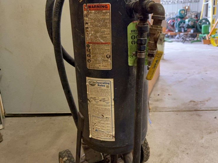 sandblasting-equipment-assortment:-central-pneumatic-cabinet-and-atd-blast-unit-image-10