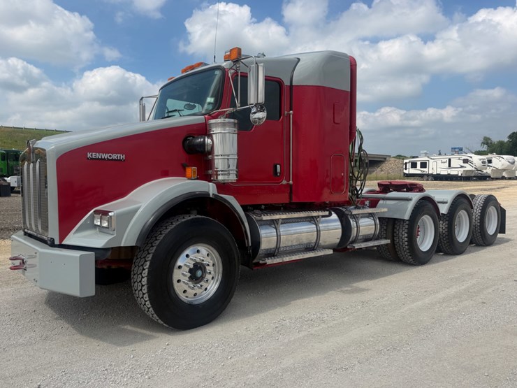 2011-kenworth-t800-image-1
