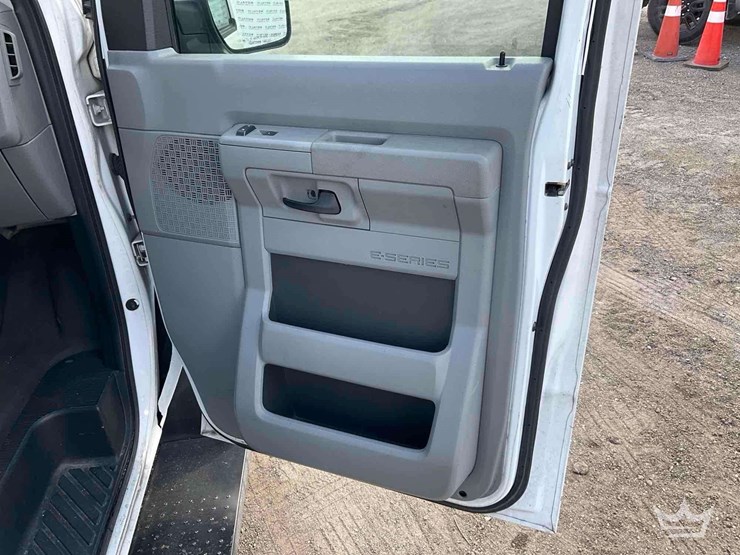 2012-ford-cargo-image-41