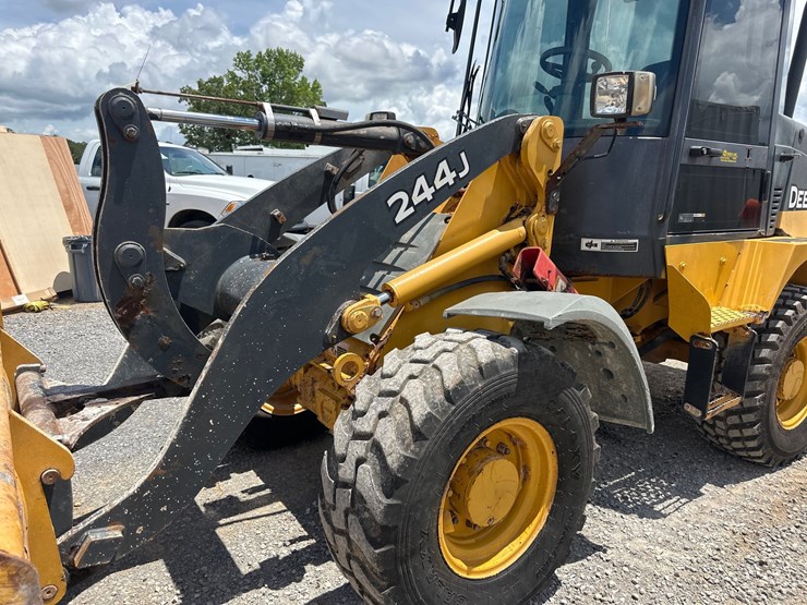 2012-deere-244j-image-7