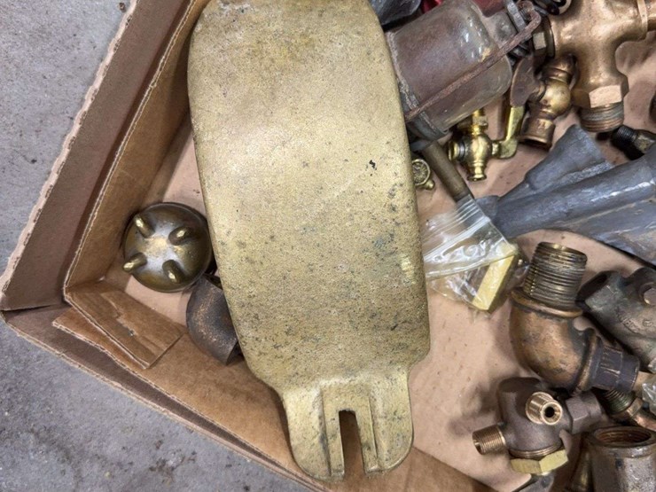 mixed-assorted-metal-fittings-and-fixtures-image-4