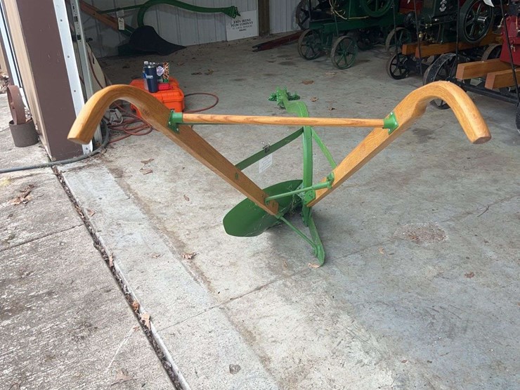 john-deere-right-hand-walking-plow-image-2