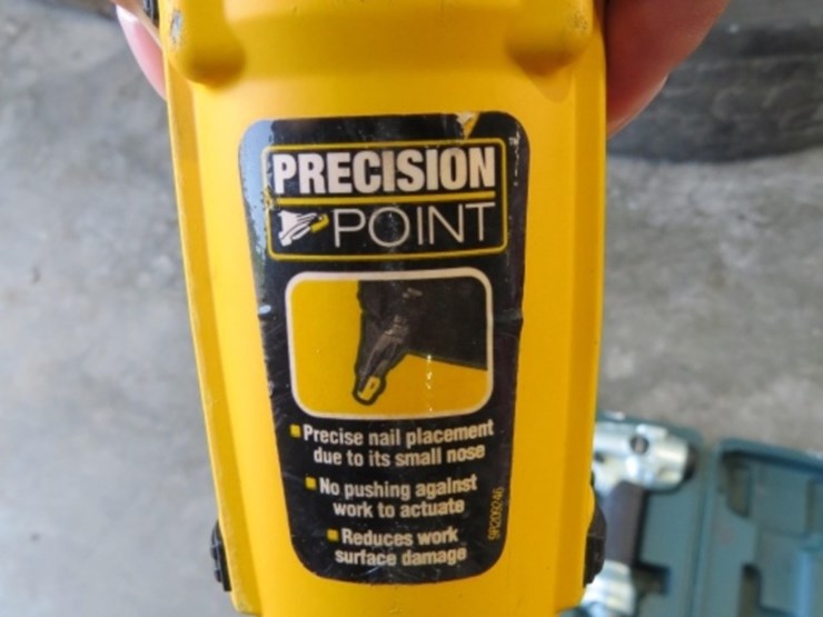 dewalt-dwfp12233-pneumatic-brad-nailer-image-2