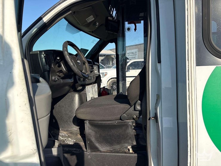 2014-chevrolet-express-shuttle-bus-image-6