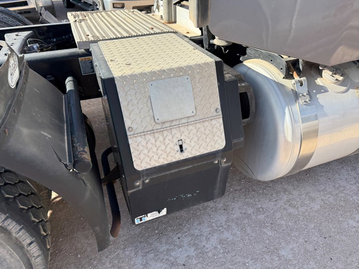 2013-peterbilt-384-image-9