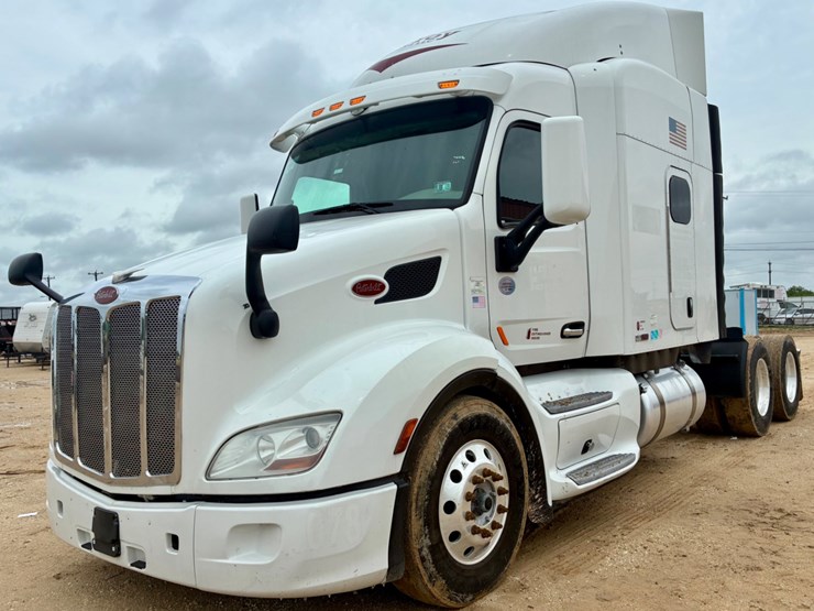 2019-peterbilt-579-image-1