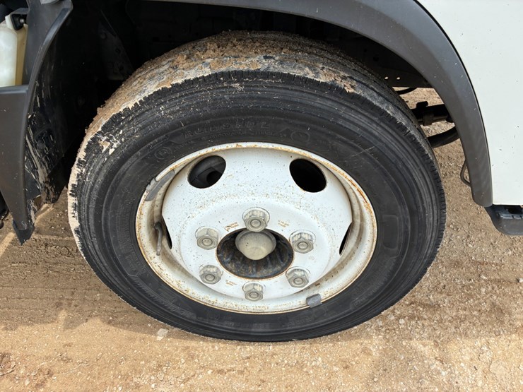 2019-isuzu-npr-image-11