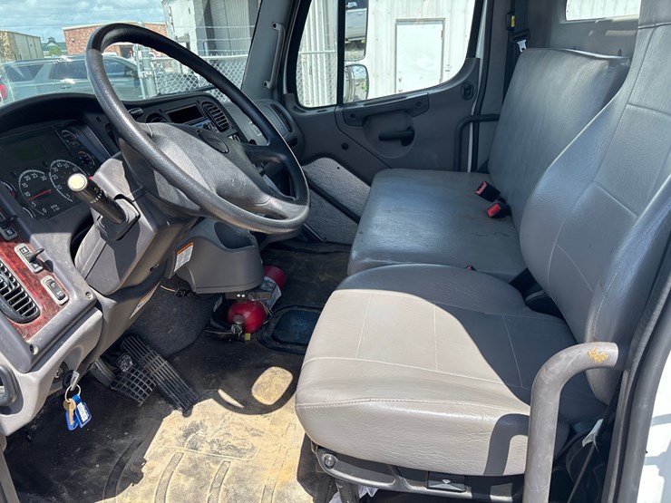 2020-freightliner-m2-106-image-14