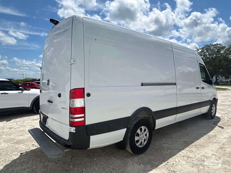 2016-mercedes-benz-sprinter-2500-image-3