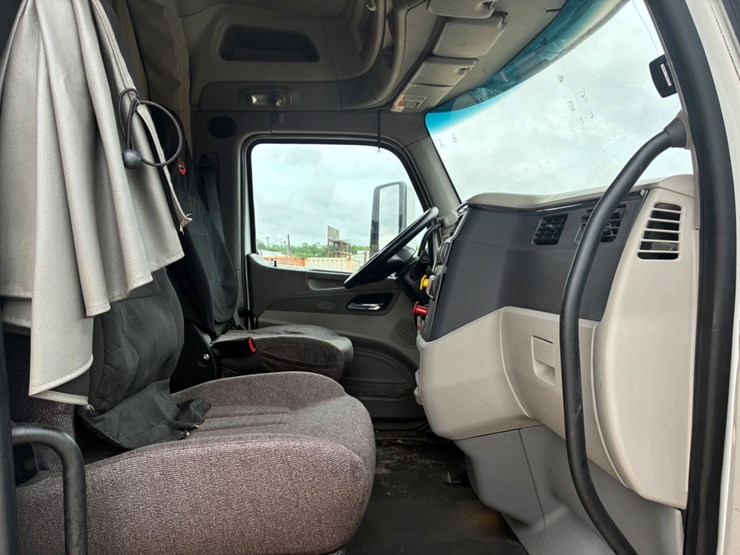 2019-peterbilt-579-image-8