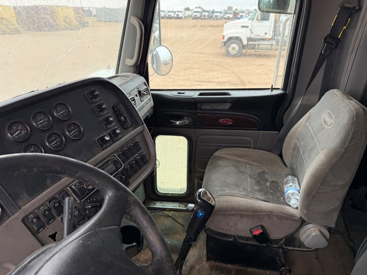 2013-peterbilt-367-image-23