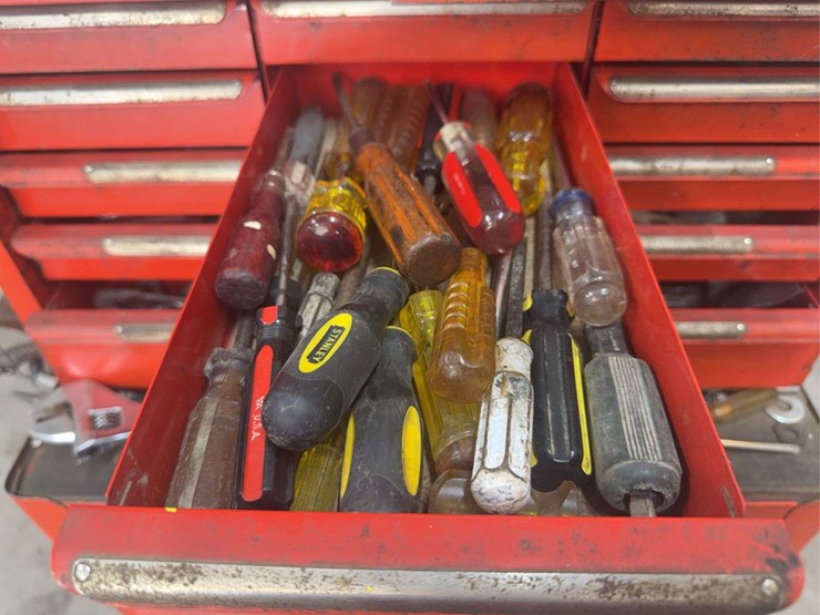 snap-on-tool-cabinet-with-assorted-tools-image-8