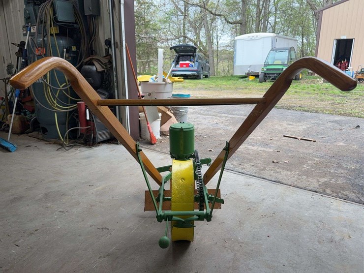 john-deere-deere-&-mansur-co.-hand-push-planter-image-6