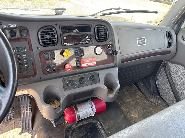2020-freightliner-m2-106-image-16
