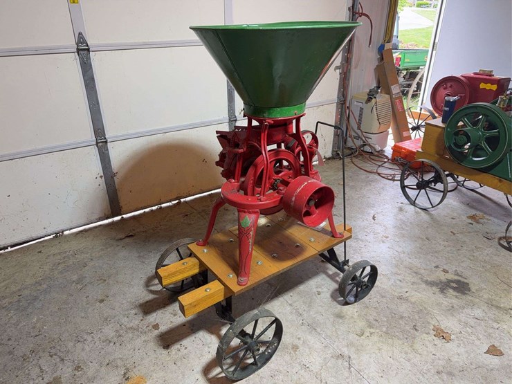 maple-leaf-jr.-grain-grinder-image-12