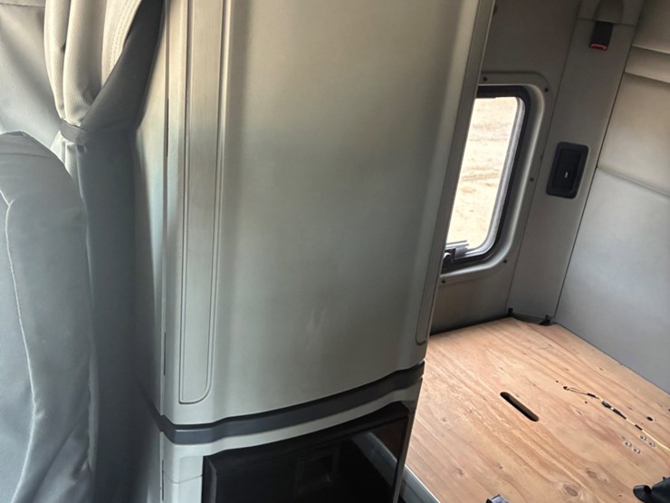 2019-peterbilt-579-image-11