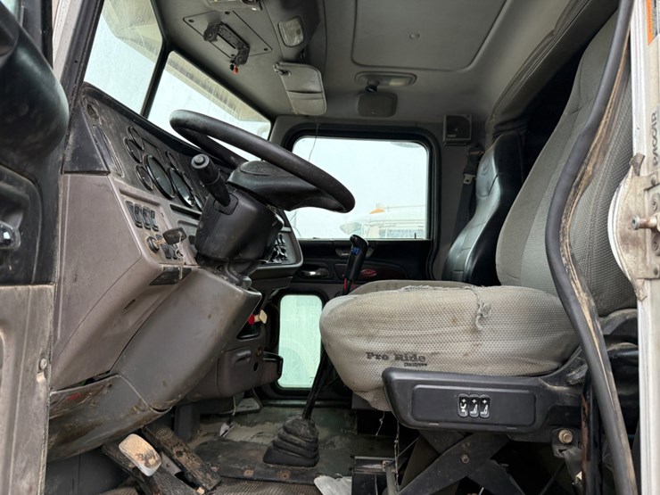 2013-peterbilt-367-image-11