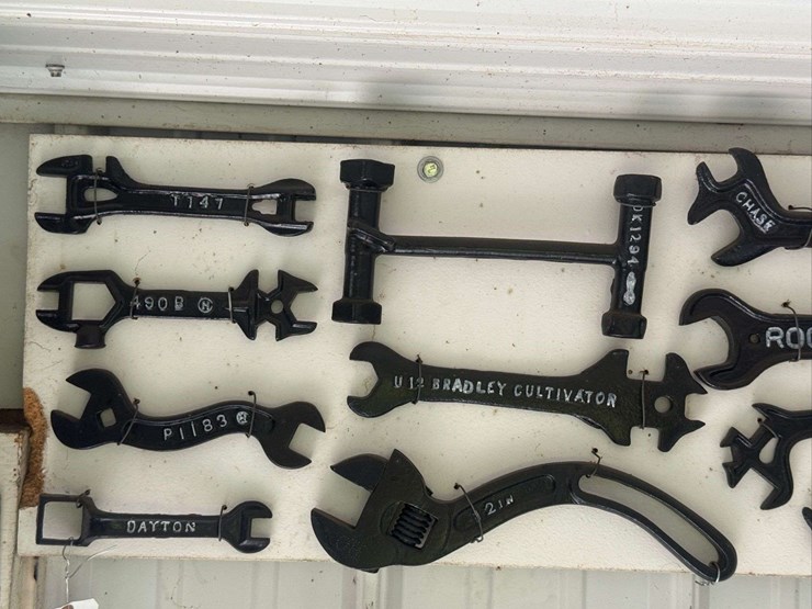 cast-iron-wrenches-assortment-image-2