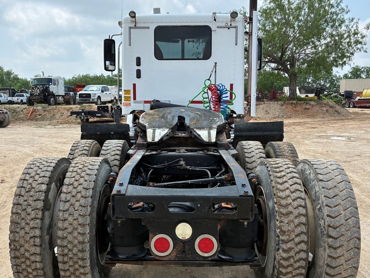 2016-freightliner-coronado-122-sd-image-5