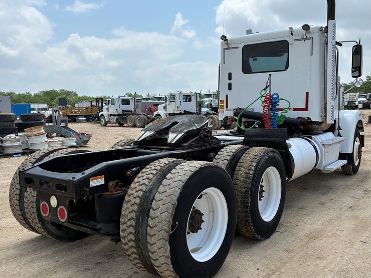 2016-freightliner-coronado-122-sd-image-4