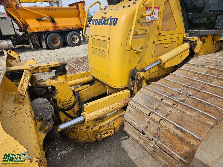 2017-komatsu-d61px-24-image-7