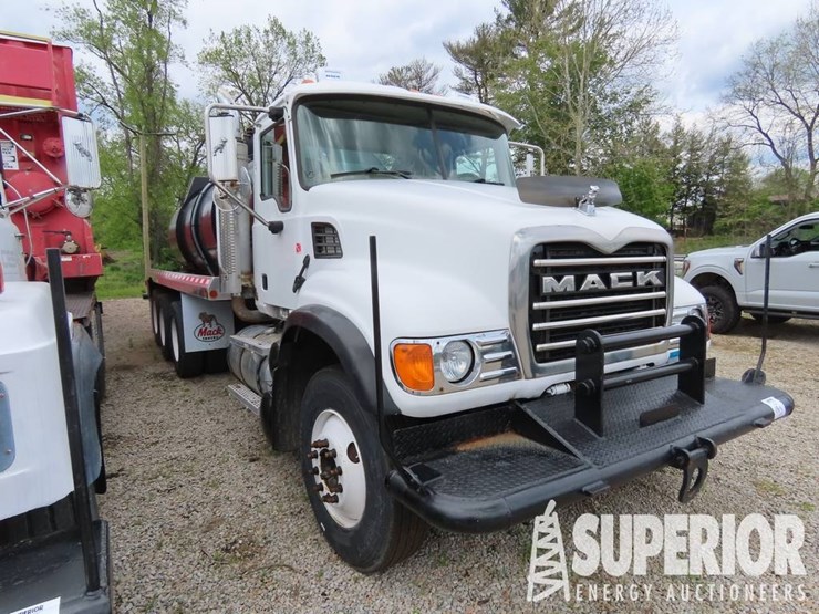 (x)-(19-1)-2006-mack-granite-cv213-3-axle-80-bbl-v...-image-2