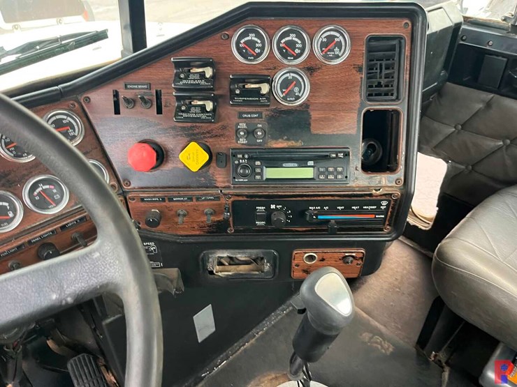 2006-freightliner-fld120-image-5